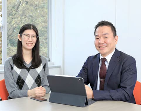 情報システム本部IT 運営室室長・吉田竜二様（右）佐藤結香様（左）